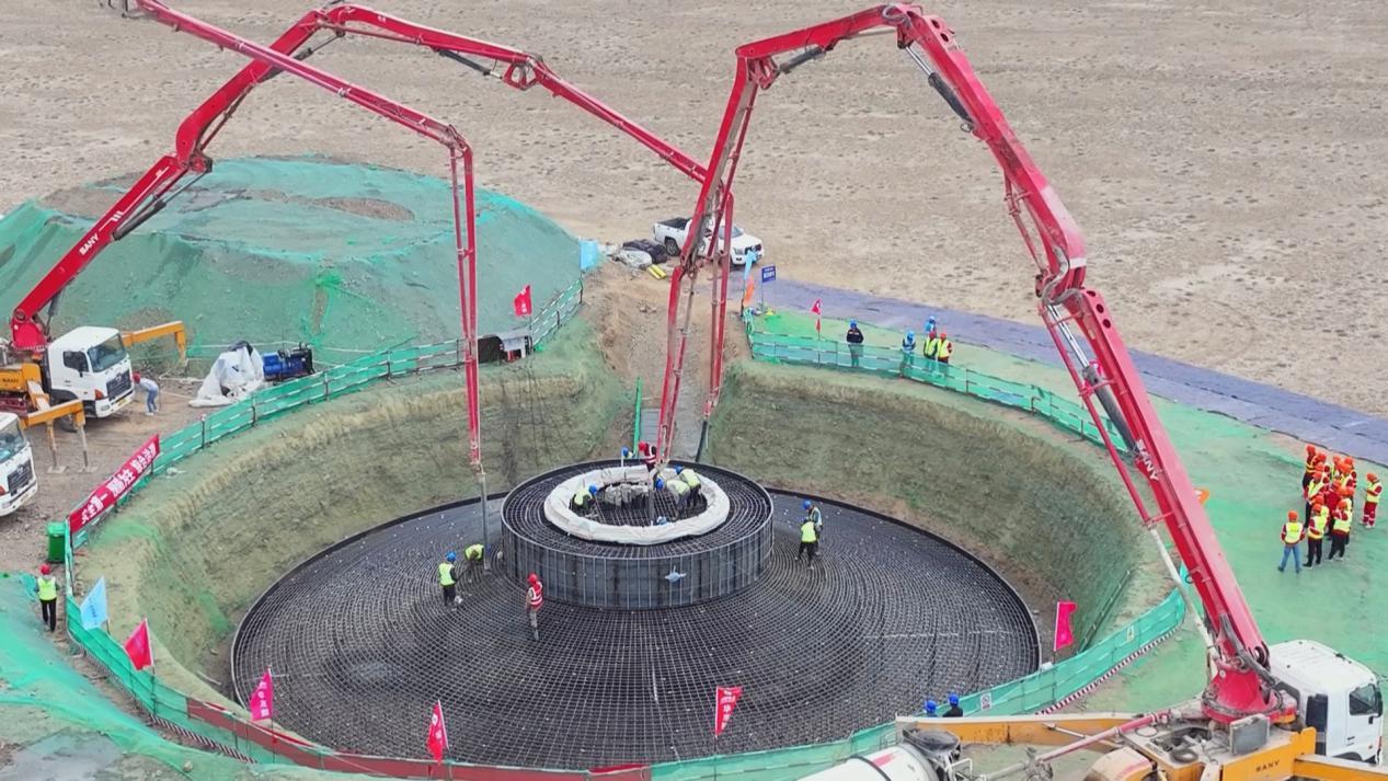 图为PA视讯在线官网木垒100万千瓦风电项目正在进行设备基础混凝土浇筑工作