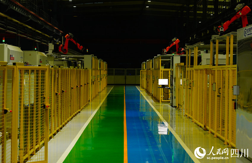 藏在一排排柜子里的智能加工机器昼夜不停地运转。人民网记者 王波摄 藏在一排排柜子里的智能加工机器昼夜不停地运转。人民网记者 王波摄