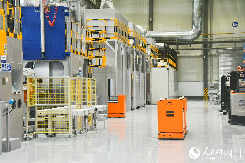 国内首个燃机智慧制造基地高温透平叶片喷涂数字化产线。人民网 赵祖乐摄