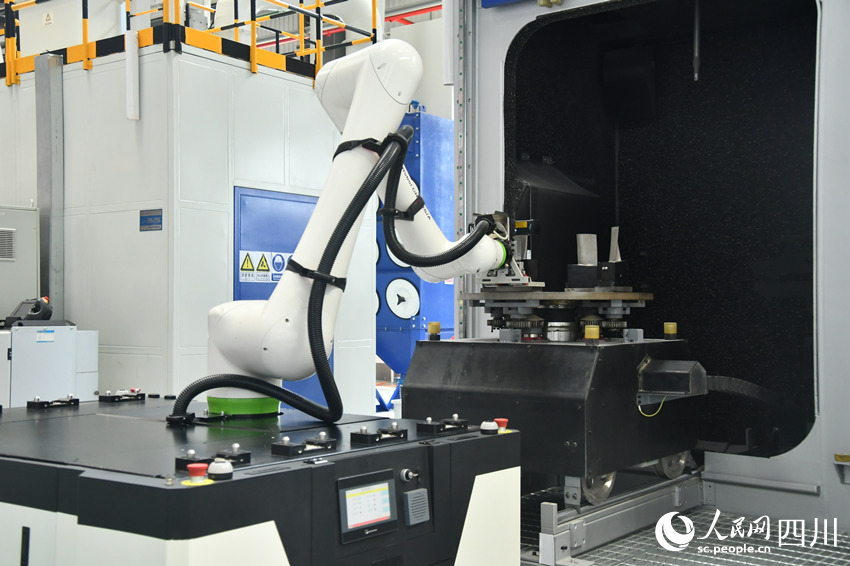 国内首个燃机智慧制造基地高温透平叶片喷涂数字化产线。人民网 赵祖乐摄